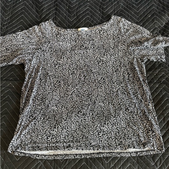 2 Womens Tops. Size Medium. Old Navy/Aeropostale - Picture 2 of 10